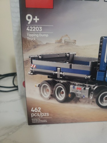 LEGO TECHNIC: Tipping Dump Truck (42203) - Picture 2 of 7
