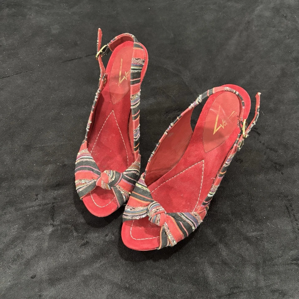 Vince Camuto cuña roja talla 8,5 Foto 2 de 4