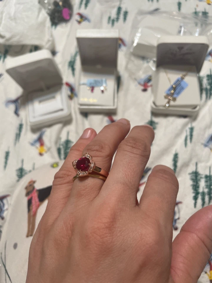 Pendientes oro 10k cereza rubí tachuela y cruz con rubíes diamantes detalles anillo i Foto 2 de 4