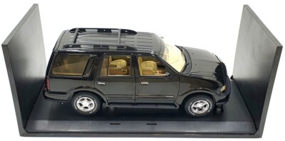 Autoart 1/18 Scale Diecast 72762 - Lincoln Navigator - Black