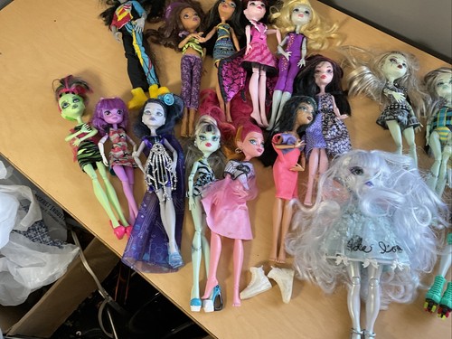 Monster High Doll Huge Lot Of 16 Dolls Clothing Accessories Mattel Girl & Boy - Picture 3 of 4