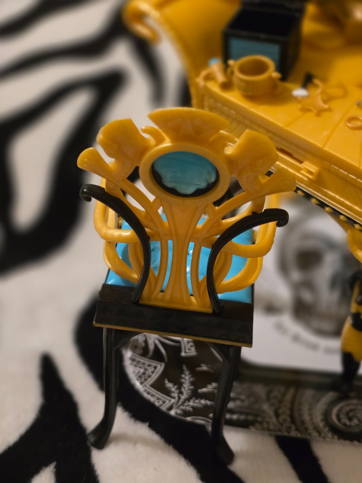 2011 Monster High Cleo de Nile Vanity Original Playset and Accessories