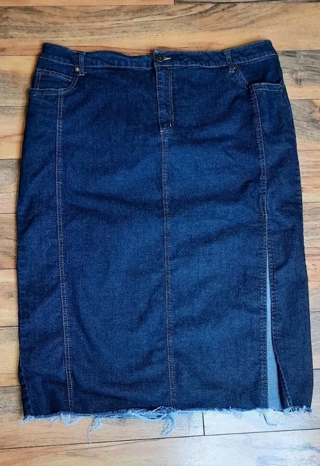 Falda midi deshilachada con dobladillo crudo de mezclilla 24/7 talla grande 20 W azul lavado oscuro Foto 2 de 4