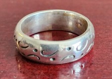 VINTAGE SOUTHWEST 925 STERLING SILVER BAND RING. SIZE 7
