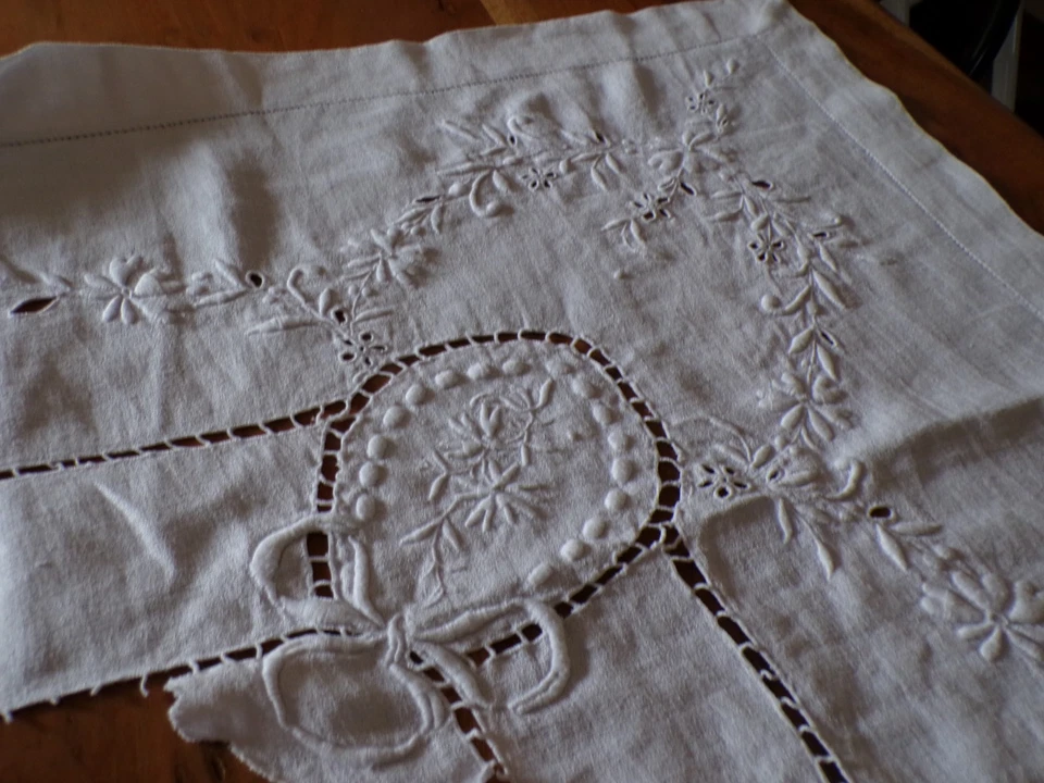 Linge ancien Tour de nappe en lin brodé de fleurs et de jours   ( ref 46 ) - Photo 4/4