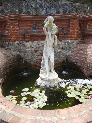 Foto A2 unbekannte Statue im Garten des Restaurationshauses Rochest um 2019