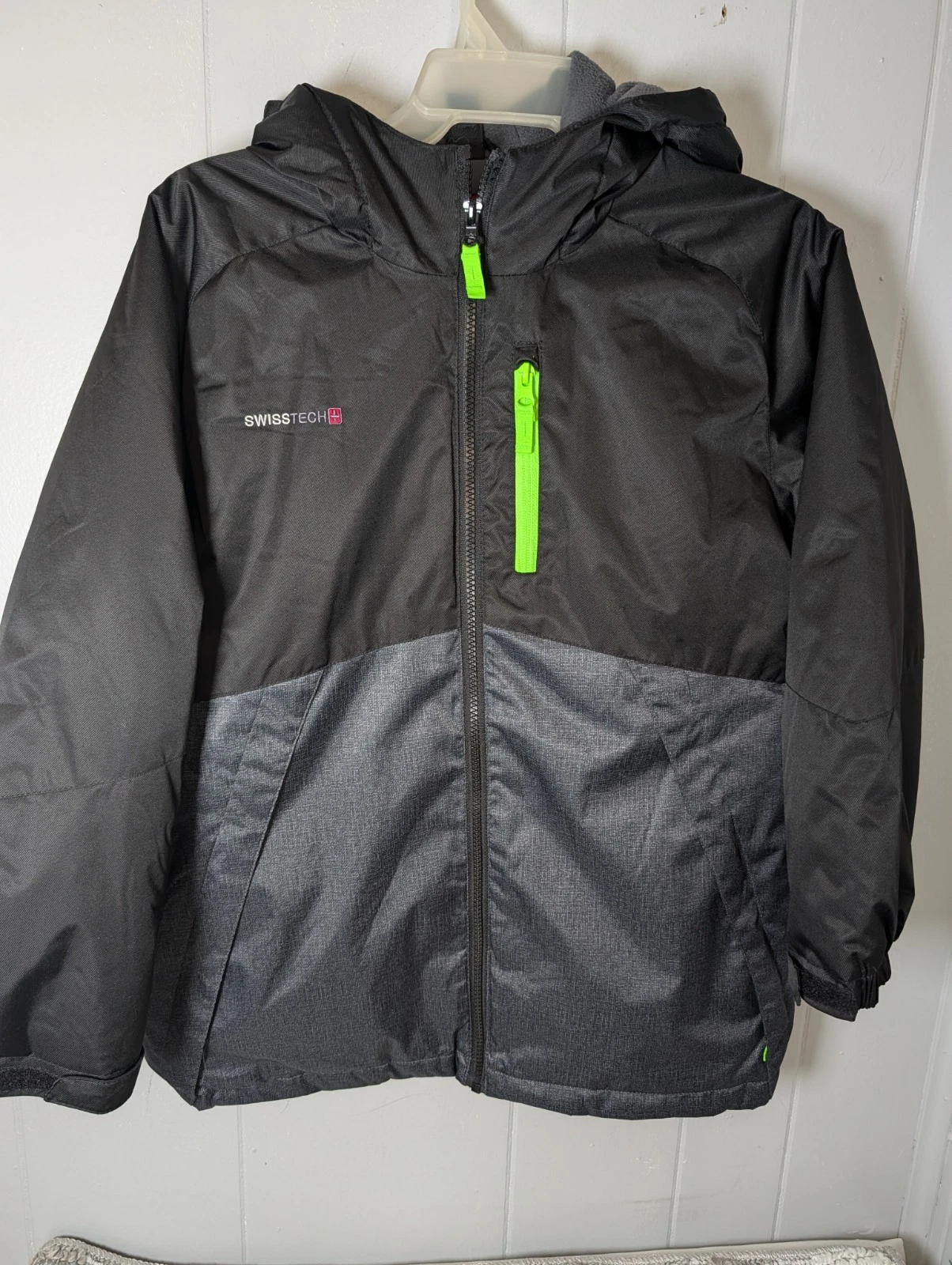 Swisstech Youth Size L - 10/12 Black Hooded Puffer Jacket Zip Pockets Waterproof
