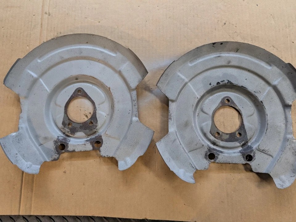 Cubiertas antipolvo de freno delanteras Porsche 914 OEM (par) parcialmente con chorro de medios Foto 2 de 4