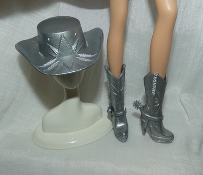 BARBIE FASHION FRONTIER #3 SILVER HIGH HEEL BOOTS SPURS & HAT ACCESSORY FOR DOLL