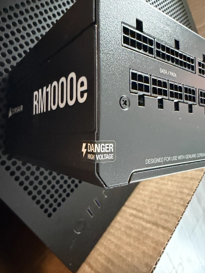 Fuente de alimentación totalmente modular Corsair RM1000e 80 Plus Gold 1000W SIN CABLES INC Foto 2 de 4