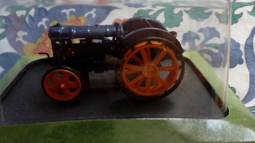 Un tracteur en bois - Jouets Anciens de Collection