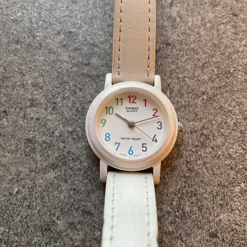 Casio Regenbogenuhr LQ-139 weißes Gehäuse & Zifferblatt Echtlederarmband A8