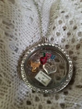 IN MEMORY OF MY MOM   FLOATING CHARMS PHOTO LOCKET -  MY  DESIGN - NEW