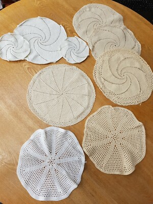 9 x Vintage handgehäkelte Baumwolldeckchen 29-26cm