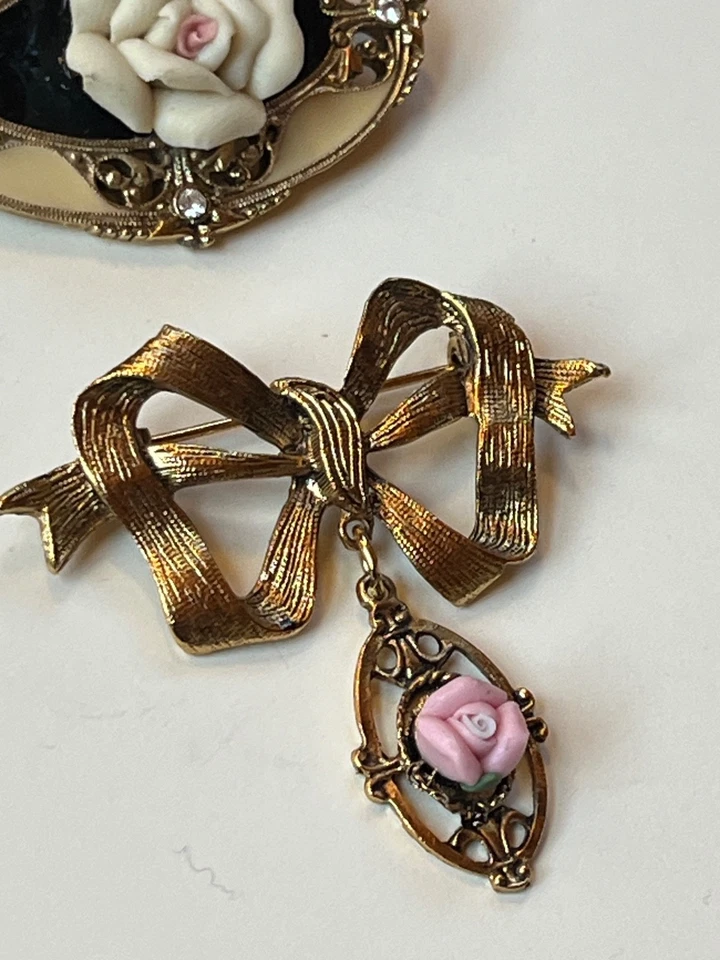 Lote De Colección Estilo Victoriano Crema y Negro Esmalte Ovalado con Porcelana Amarilla Rosa y Foto 4 de 4