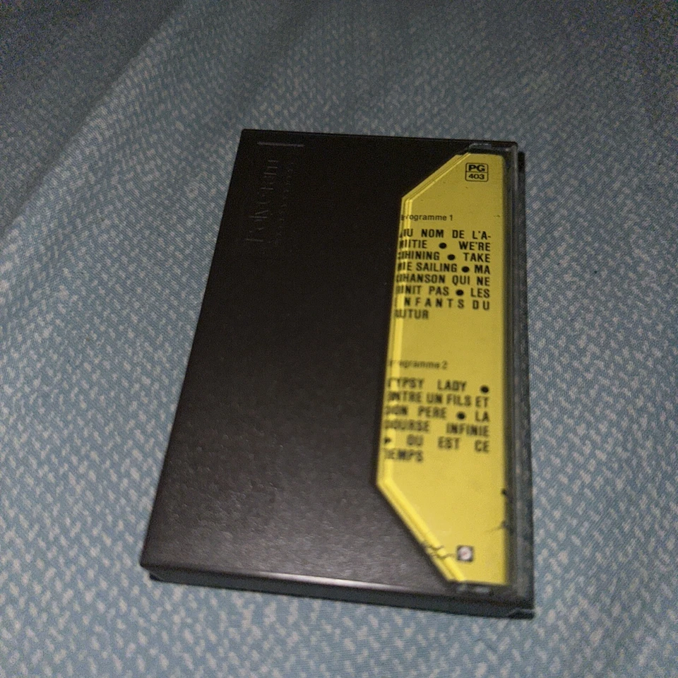 Demi’s Roussos Cassette Tape Foto 2 de 4