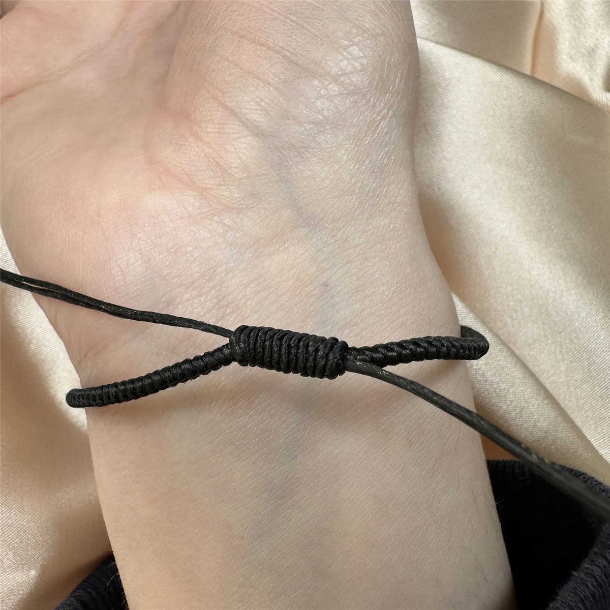 Baton Macrame Bracelet In Ruthenium Plated Silver With Green Emeralds – Tateossian London - Foto 7