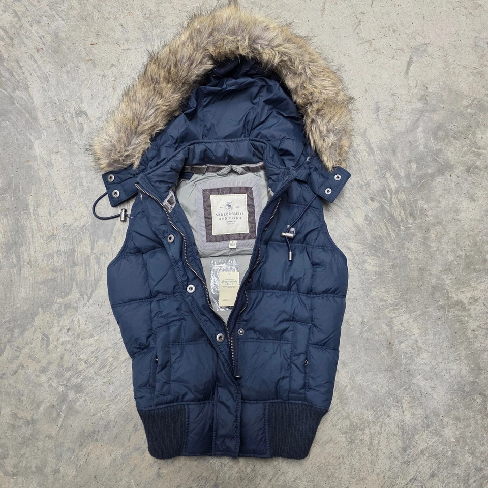 NUEVO CON ETIQUETAS DE COLECCIÓN Y2K Abercrombie & Fitch Chaleco acolchado con capucha ribete de piel azul marino talla S para mujer Foto 2 de 4