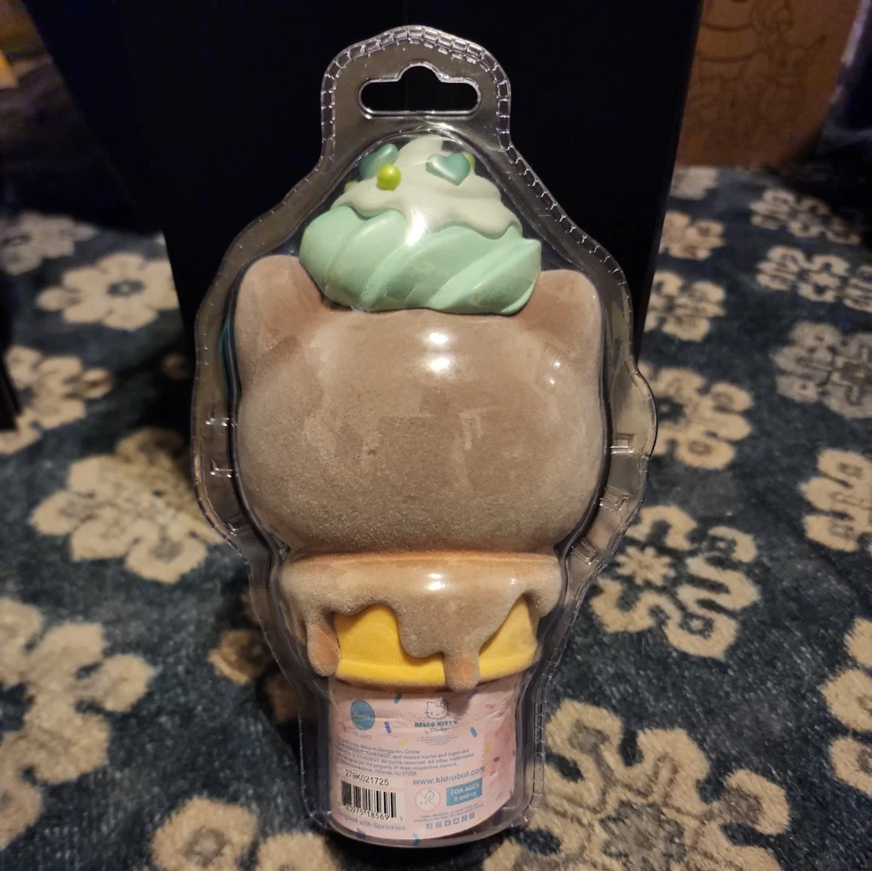 Figura Vinilo Chocolate Cono Helado Hello Kitty Kidrobot Exclusivo SDCC 2025 Foto 3 de 4