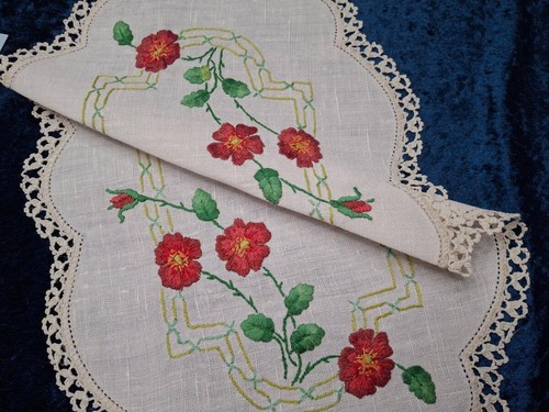 Wonderful Briar Dog Roses & Bud Vintage Hand Embroidered Centrepiece - Picture 7 of 10