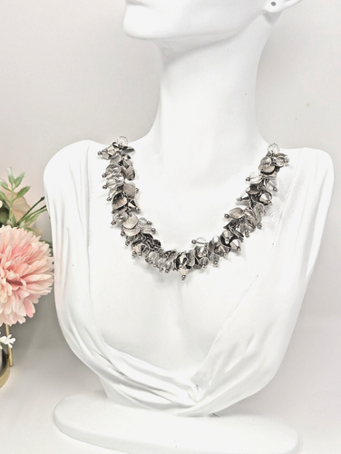 Collar de cuentas tono plata, collar con dije de racimo, elegancia sutil - Imagen 2 de 5