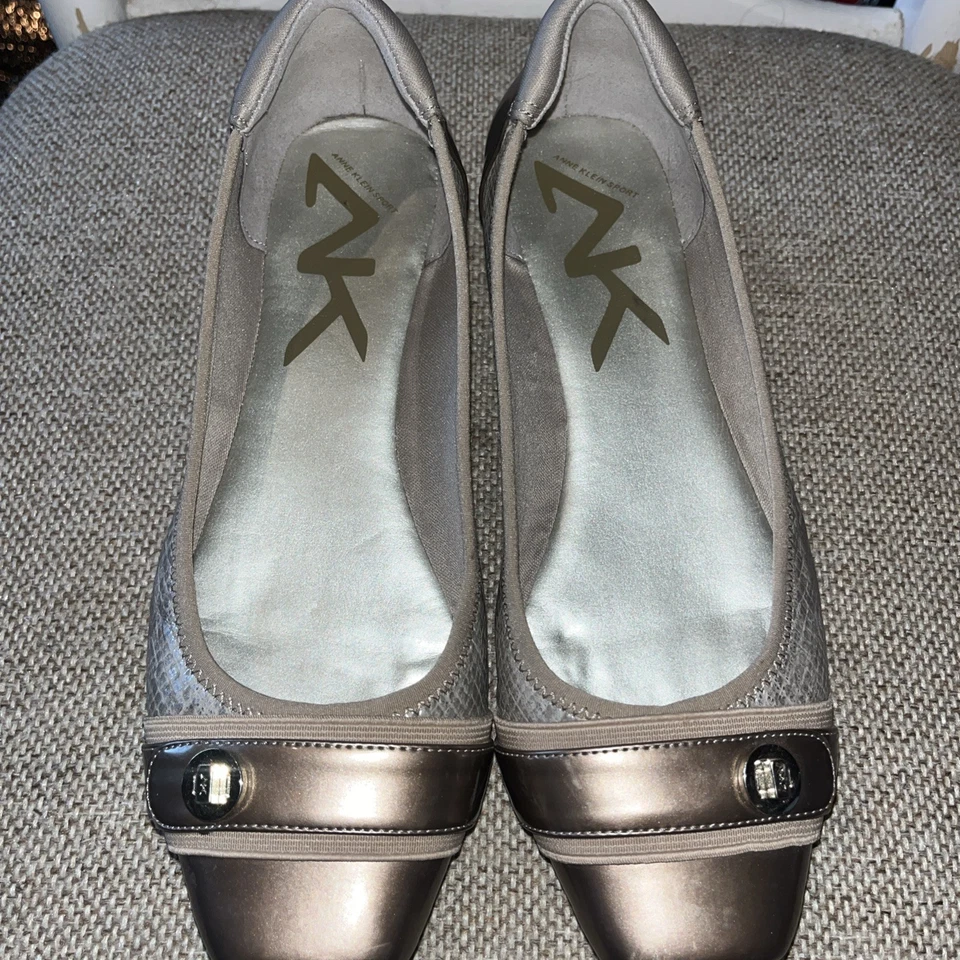 Anne Klein Sport Mujer Akazi Dorado Mocasines Sin Cordones Zapatos Planos 6 Medianos (B,M) Foto 2 de 4