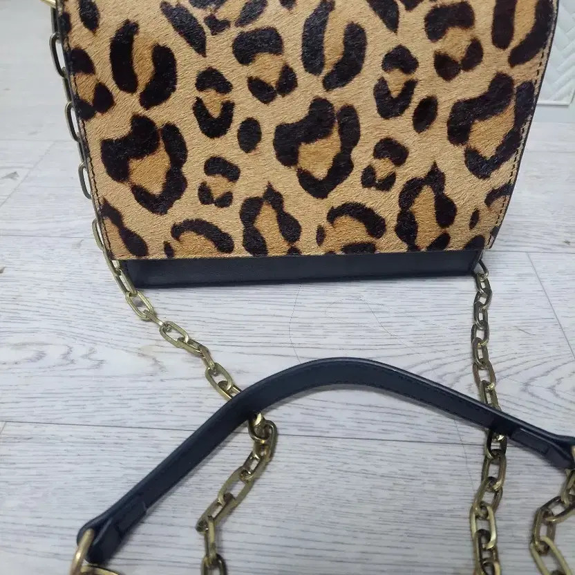 Leopard Pattern Chain Shoulder Bag with Cowhide L… - image 5