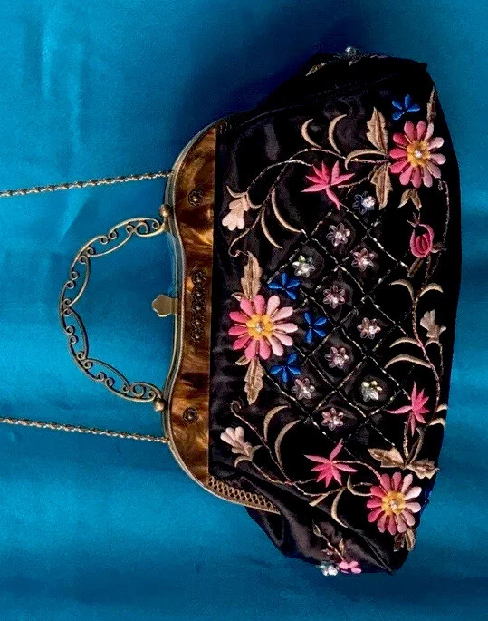 Bolso sin asas con cierre de metal de marca de lujo para mujer con forma de caja y retazos Foto 4 de 4