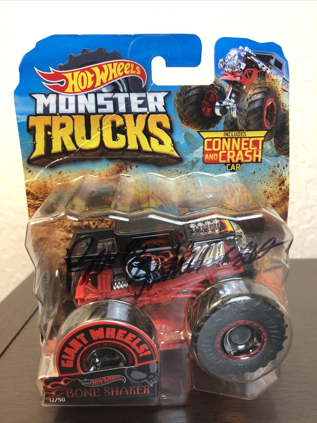 Hot Wheels Monster Trucks Bone Shaker with Crushable Car New Sealed GJG98