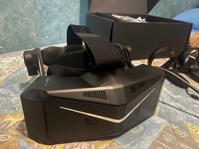 Pimax Crystal Light VR Headset mit 2 Pimax Controllern