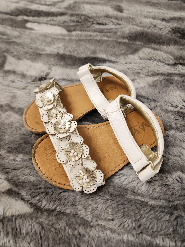 Sandalias planas de playa/verano con flores blancas para niñas pequeñas talla 5 Foto 2 de 4