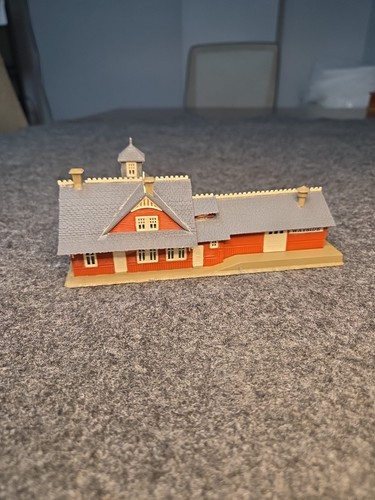 Estación de tren rural escala N Pola 2561 con muelle de carga totalmente construida  | Zustand: Used
