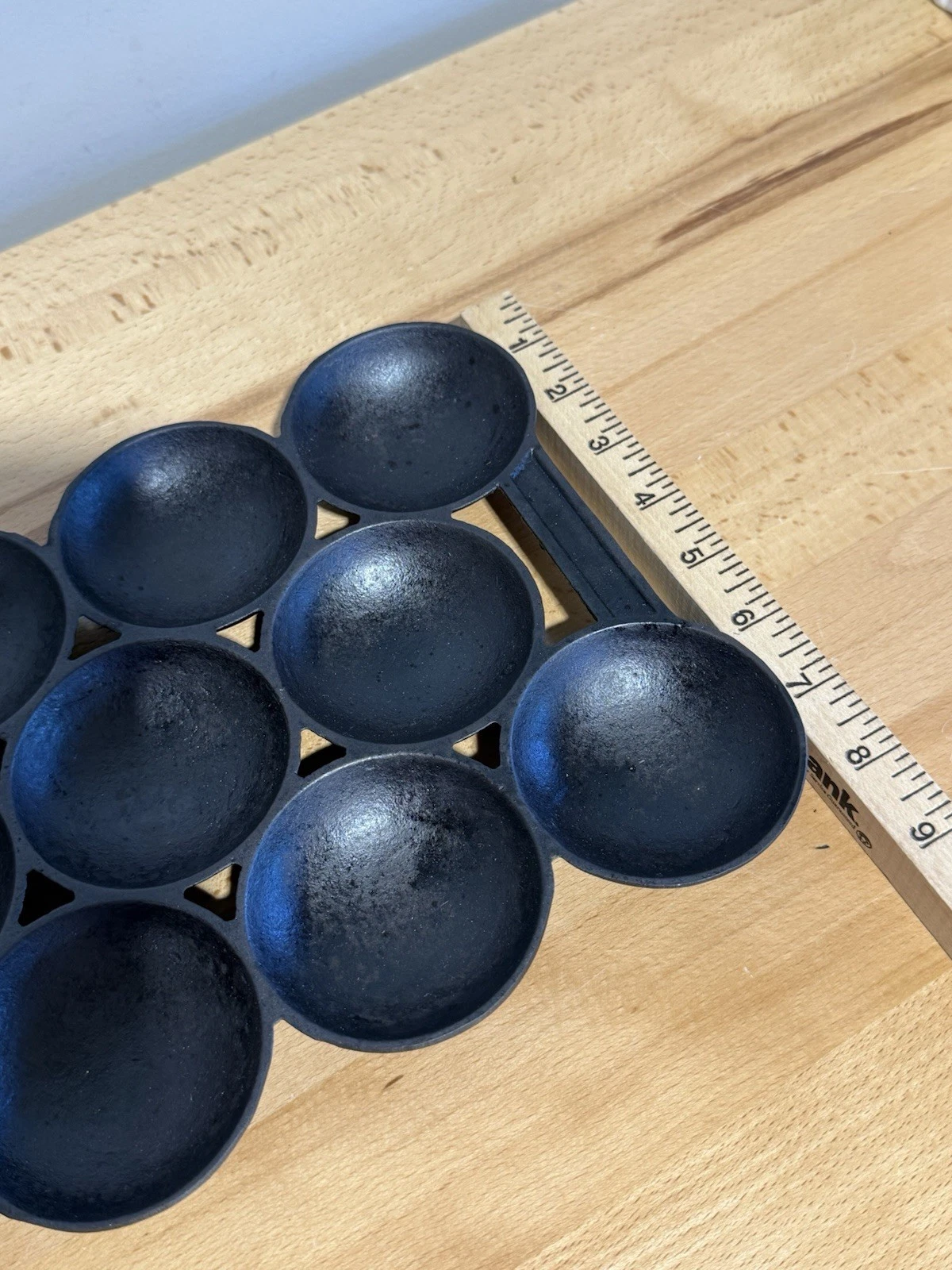 Antique Cast Iron Golfball Gem Pan, 11 Cups, Pattern 947 Unmarked 12”x8”