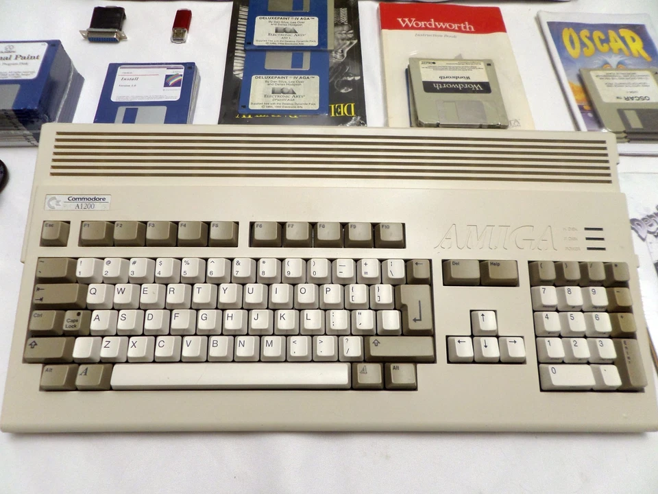 Amiga A1200 recondicionado com 68060, mouse, PSU e software - Imagem 2 de 4