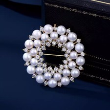 Luxurious Pearl and Rhinestone Floral Wreath Brooch Pin For Women