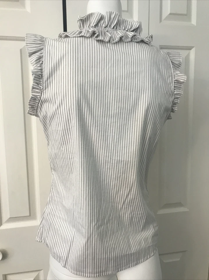 Blusa Top Cynthia Steffe 2 Volantes Rayas Blanco Gris Botones Cuello en V Algodón Foto 3 de 4