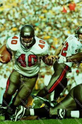 DE836 Mike Alstott Tampa Bay Buccaneers Rush Football 8x10 11x14 16x20 Photo