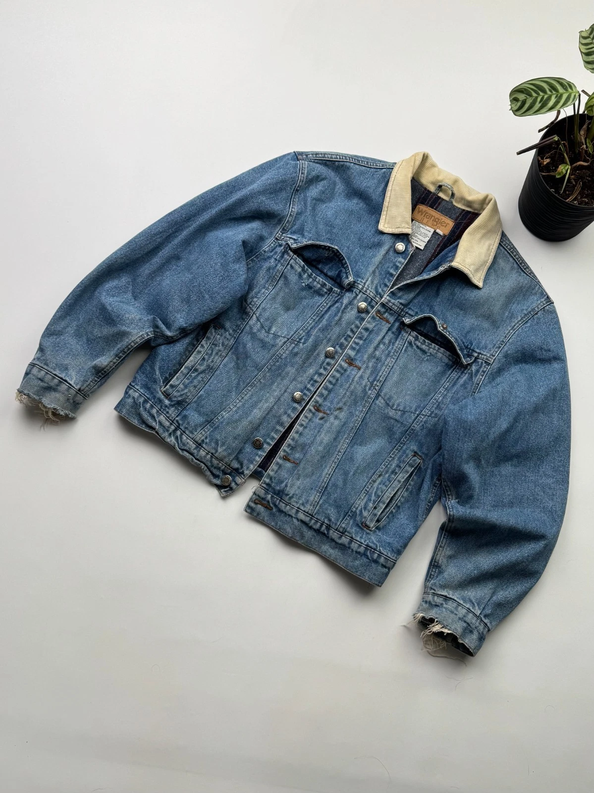 Wrangler 80's Thrashed Denim Jacket Men’s Size M
Opens in a new window or tab