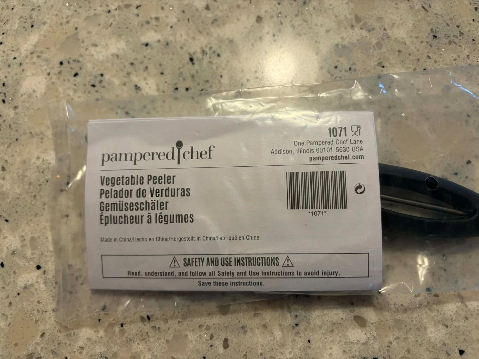 NEW Pampered Chef Vegetable Peeler Black # 1071 Stainless Steel Easy Grip