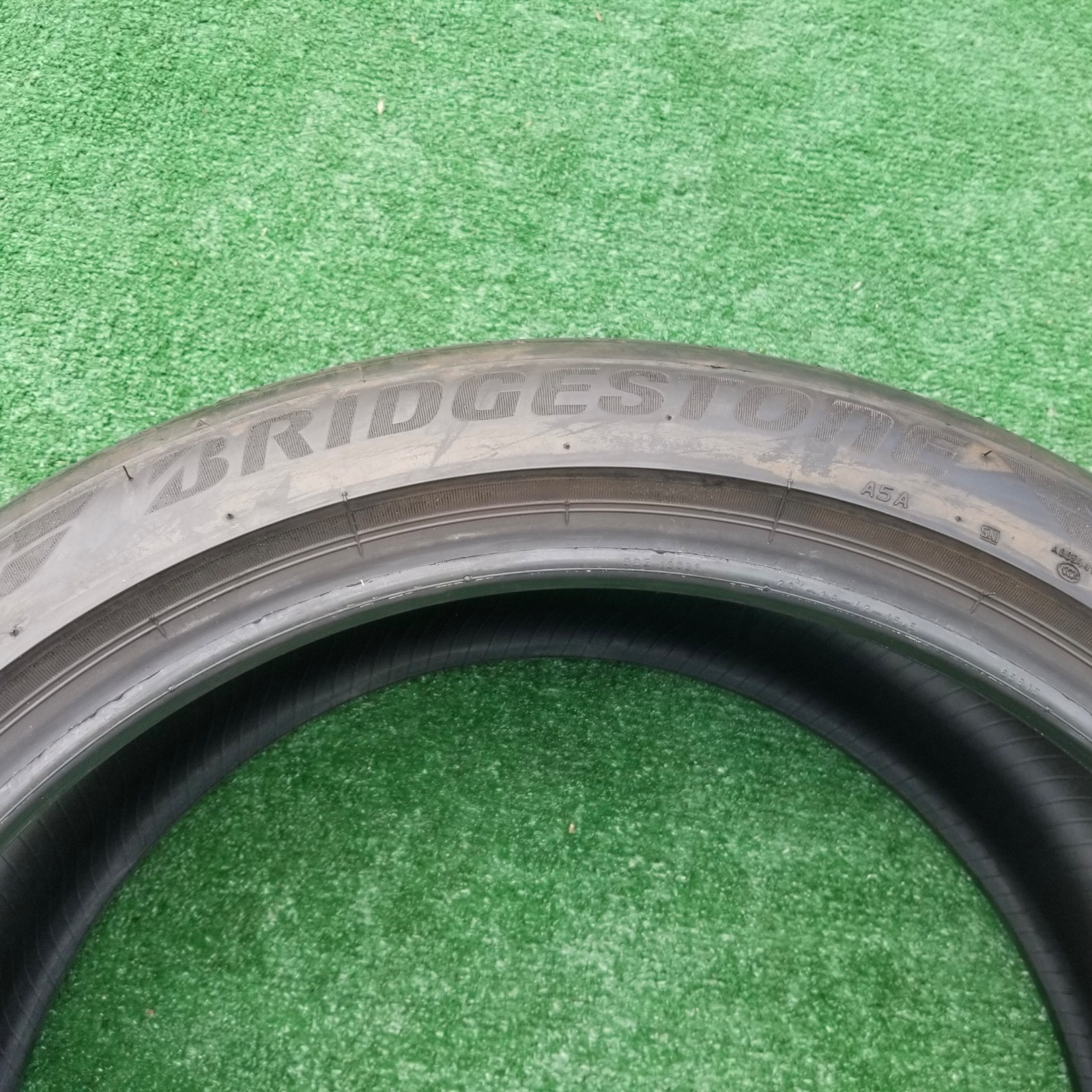 255/40R20 Bridgestone Potenza S007 Tire 255/40ZR-20 255/40ZR20 Aston Martin 95%