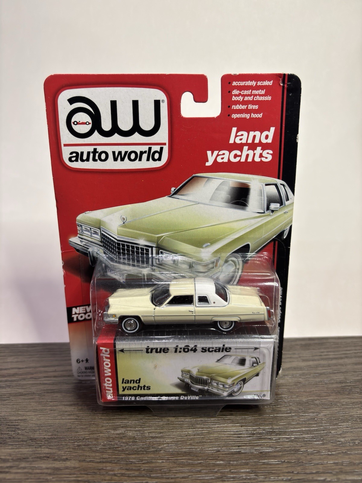 Auto World 1976 Cadillac Coupe DeVille Land Yachts 1:64
