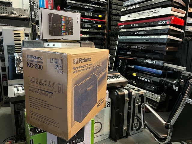 Roland KC-200
