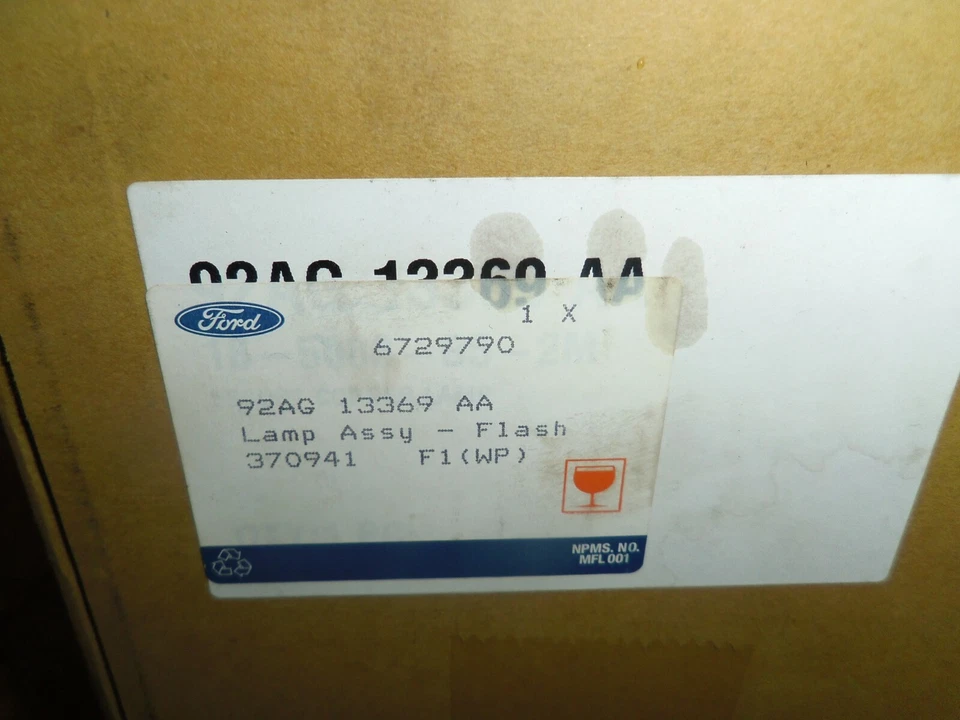 Ford Escort V VI indicatore di direzione anteriore sinistro bianco NOS Ford OEM 6729790 (166) - Immagine 3 di 3