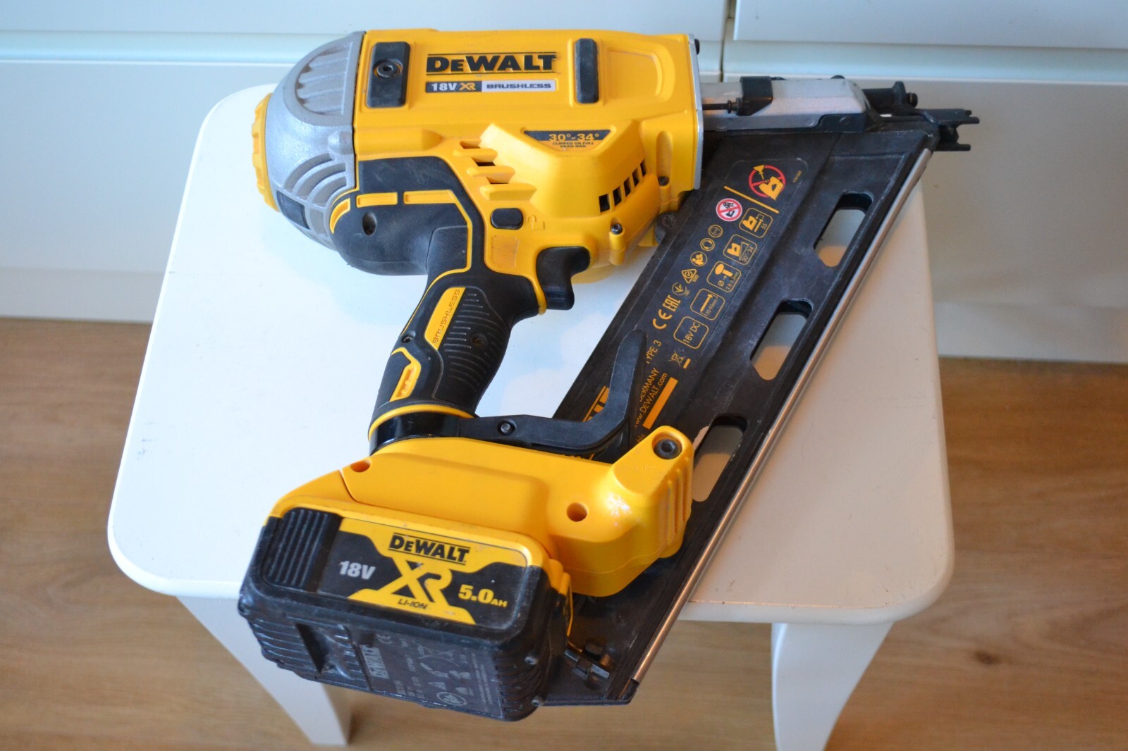 DeWalt Nail gun 18v 1st fix with 5 amp battery and charger. eBay