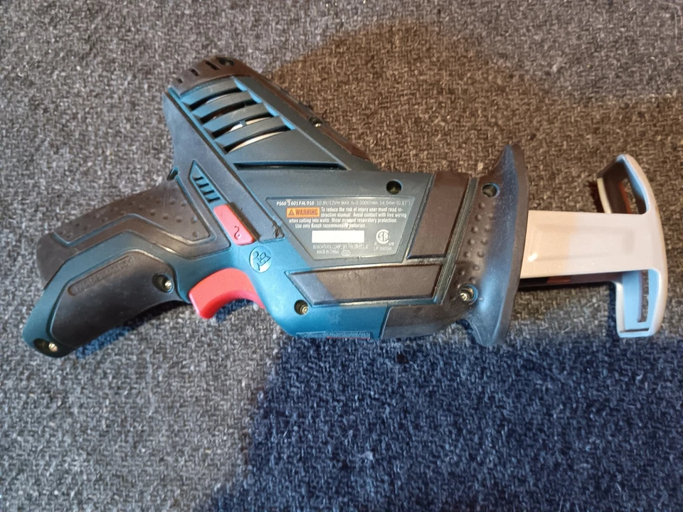 SIERRA RECÍPROCA DE BOLSILLO INALÁMBRICA BOSCH 12V PS60 + 2 BATERÍAS IONES DE LITIO 12 VOLTIOS Foto 3 de 4