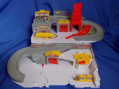 HOT WHEELS CAR WASH & SERVICE STATION STO & GO Fold Up Playset Mattel 2015