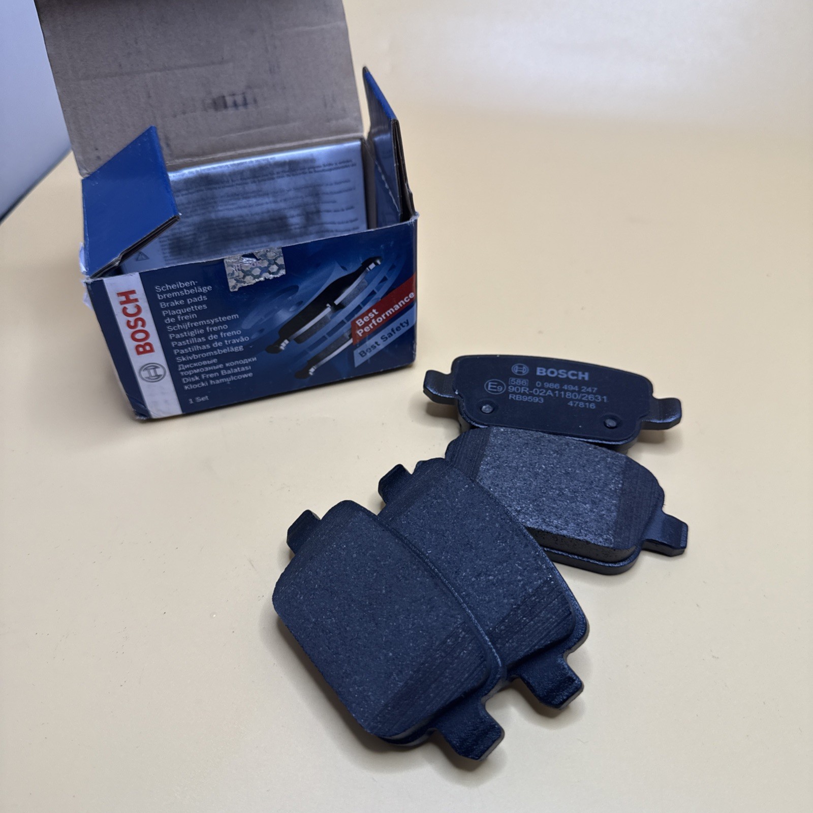 0986 494 247 Rear Brake Pad Set 4x Pads  Wear Indicator Bosch