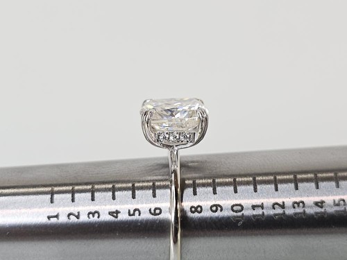 Anillo de compromiso de moissanita radiante de oro blanco 14K APX 4 1/2 CTW talla 4 (AM1088149) - Imagen 8 de 8