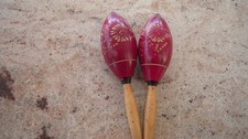 2 maracas couleur cassis