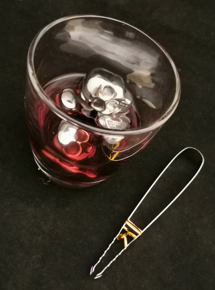 CONJUNTO 4 PEDRAS DE UÍSQUE AÇO INOXIDÁVEL CUBOS DE GELO REUTILIZÁVEIS EM FORMA DE CAVEIRA CERVEJA VINHO - Imagem 3 de 4